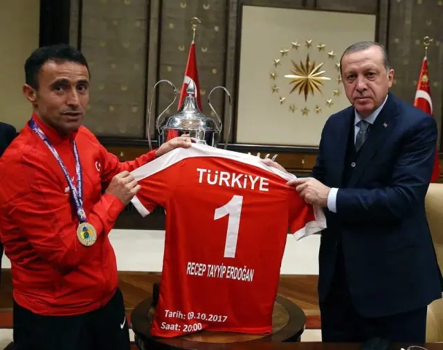 Cumhurbaşkanı Erdoğan'dan Osman Çakmak'a: Takım Kaptanımız, Gazimiz Osman Çakmak Sakın Üzülme Cumhurbaşkanı Erdoğan'dan Osman Çakmak'a: Takım Kaptanımız, Gazimiz Osman Çakmak Sakın Üzülme