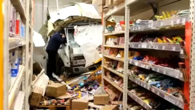 Rusya'da Freni Patlayan Kamyonet Süpermarkete Girdi Rusya'da Freni Patlayan Kamyonet Süpermarkete Girdi