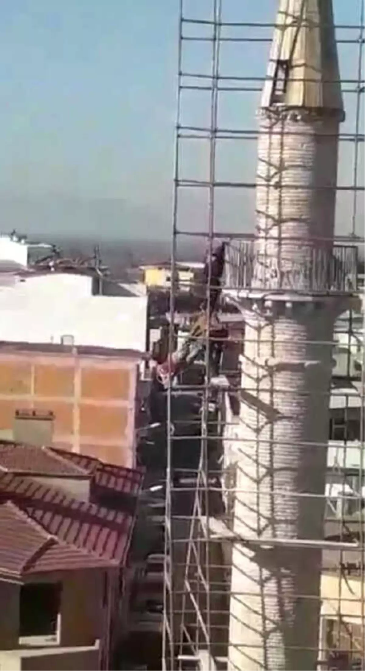 Tarihi Caminin Minaresine Çıktı, İndirmek İsteyen Polis Düşme Tehlikesi Geçirdi