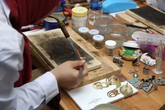 Artık Kadınlar Hem Meslek Sahibi Oluyor Hem de Üretici