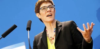 Karrenbauer: Merkel Seçimle Geldi, Başbakan Kalacak