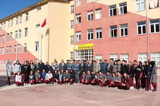 Tosya'da Öğrenciler Fidan Dikti Tosya'da Öğrenciler Fidan Dikti