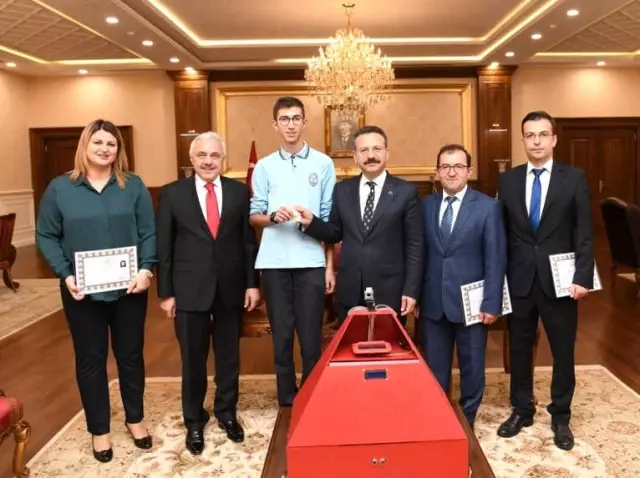 Yaptığı Robotla Dünya 1.'si Olan Öğrenci Kocaeli Valisi'ne Konuk Oldu Yaptığı Robotla Dünya 1.'si Olan Öğrenci Kocaeli Valisi'ne Konuk Oldu