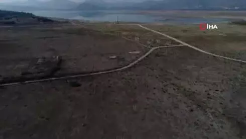 Baraj Suyu Çekildi, Köy Ortaya Çıktı Baraj Suyu Çekildi, Köy Ortaya Çıktı
