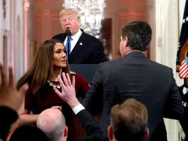 Beyaz Saray, CNN Muhabiri Jim Acosta'nın Basın Kartını Askıya Aldı