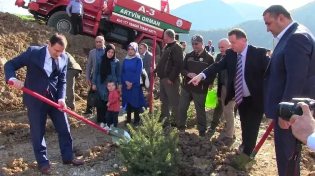 Borçka'da Bürokrat ve Öğrenciler Hastane Etrafına Fidan Dikti