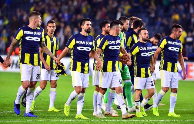 Fenerbahçeli Futbolcular, Anderlecht Maçı Sonunda Koray Şener Yazılı Formaları Giyerek Tribünleri Selamladı