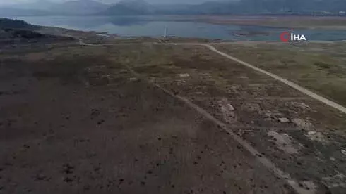 İzmir'in O Barajında Sular Çekildi, Bir Köy Ortaya Çıktı İzmir'in O Barajında Sular Çekildi, Bir Köy Ortaya Çıktı