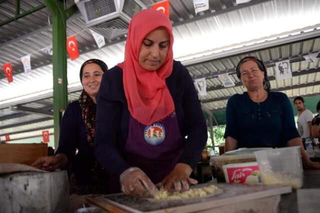 Pazarda Börek Satarak Hayal Ettiği Otomobili Satın Aldı