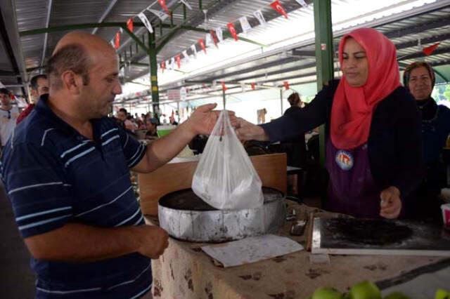 Pazarda Börek Satarak Hayal Ettiği Otomobili Satın Aldı