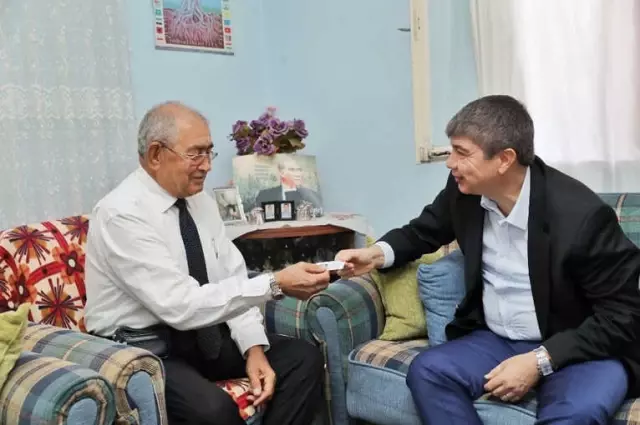Şoförün Otobüsten İndirdiği Gaziye Başkan Türel'den Antalya Kartı