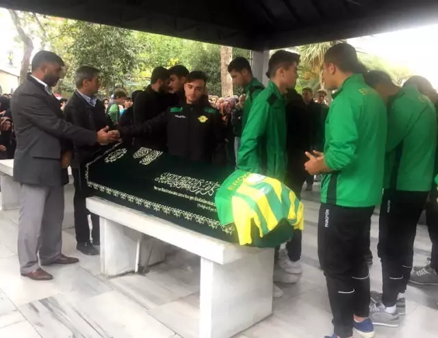 Sokak Ortasında Öldürülen Genç Son Yolculuğuna Uğurlandı
