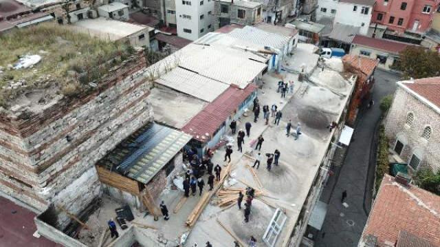Tarihi Han'ın Çatısına Yapılan Kaçak Barakaların Yıkımına Başlandı
