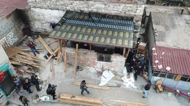 Tarihi Han'ın Çatısına Yapılan Kaçak Barakaların Yıkımına Başlandı