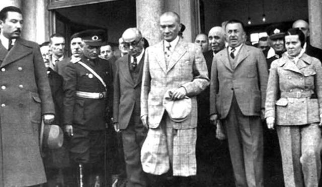10 Kasım Atatürk'ü Anma Günü Şiirleri! İşte, 2, 4 ve 6 Kıtalık Kısa ve Uzun 10 Kasım Şiirleri