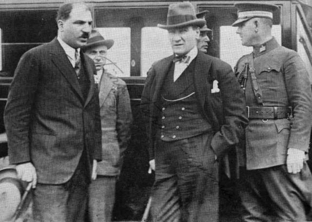10 Kasım Atatürk'ü Anma Günü Şiirleri! İşte, 2, 4 ve 6 Kıtalık Kısa ve Uzun 10 Kasım Şiirleri