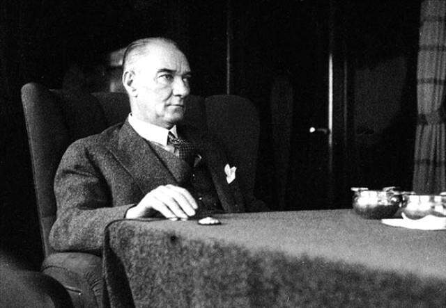 10 Kasım Atatürk'ü Anma Günü Şiirleri! İşte, 2, 4 ve 6 Kıtalık Kısa ve Uzun 10 Kasım Şiirleri