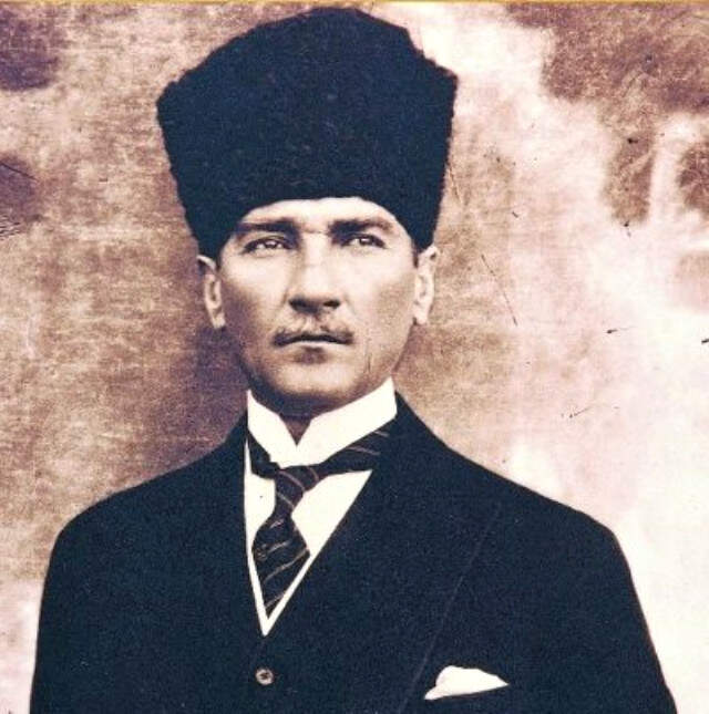 10 Kasım Atatürk'ü Anma Günü Şiirleri! İşte, 2, 4 ve 6 Kıtalık Kısa ve Uzun 10 Kasım Şiirleri