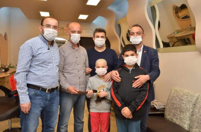 9 Yaşındaki Kız Çocuğu, 'Saçım Saçın Olsun' Kampanyasına Destek İçin Saçlarını Kestirdi