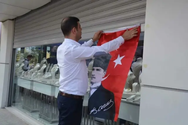 Aliağa'da 10 Kasım'a Özel Esnafa Tür Bayrağı Hediyesi