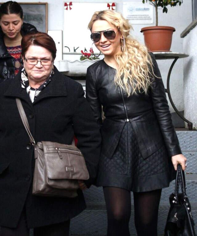 Annesiyle Küs Olan Hadise, Babasını Türkiye'ye Getirmeye Çalışıyor