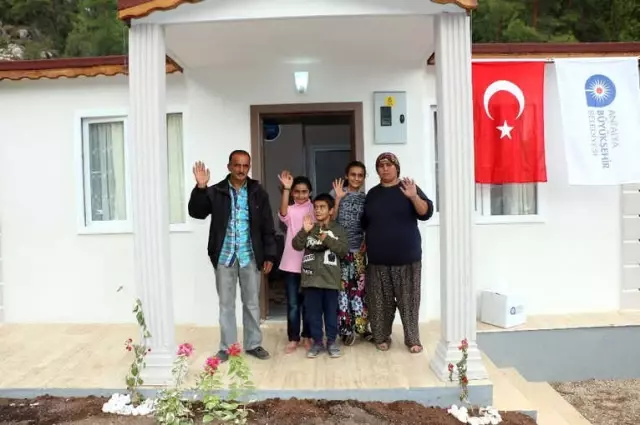 Barakada Yaşayan 6 Kişilik Aile, Yeni Evlerine Kavuştu