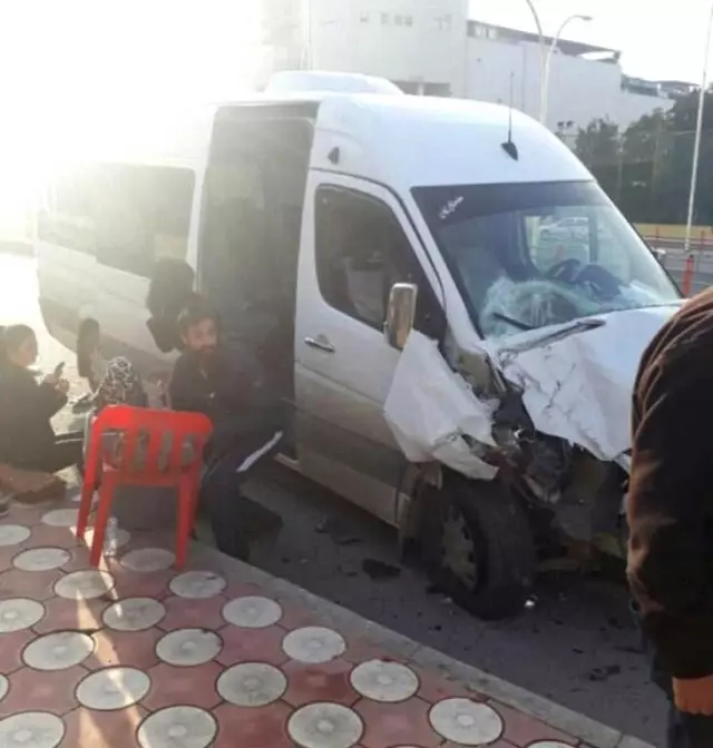Batman'da Öğrenci Servisi ile Yolcu Minibüsü Çarpıştı: 6 Yaralı