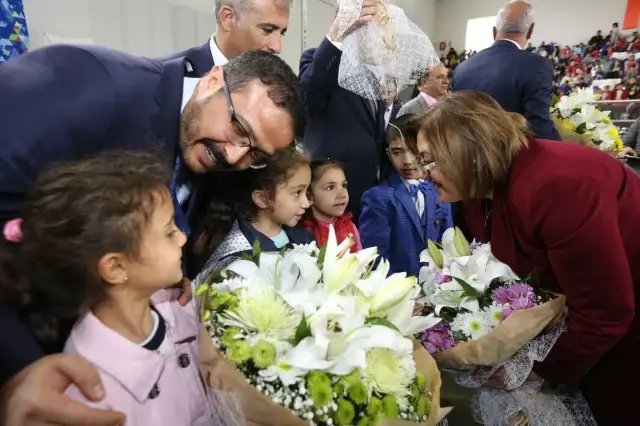 Büyükşehir, 6200 Öğrenciye Okul Kıyafeti Dağıttı