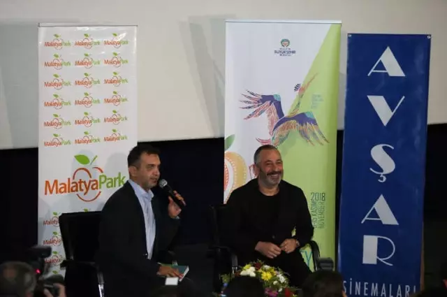 Cem Yılmaz Esprileriyle Yine Kırdı Geçirdi Cem Yılmaz Esprileriyle Yine Kırdı Geçirdi