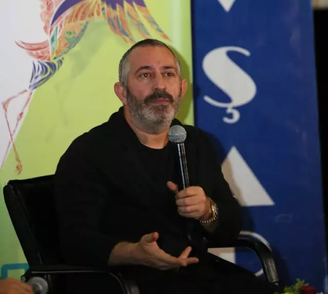 Cem Yılmaz Esprileriyle Yine Kırdı Geçirdi