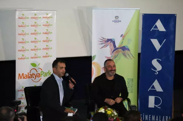 Cem Yılmaz Esprileriyle Yine Kırdı Geçirdi Cem Yılmaz Esprileriyle Yine Kırdı Geçirdi