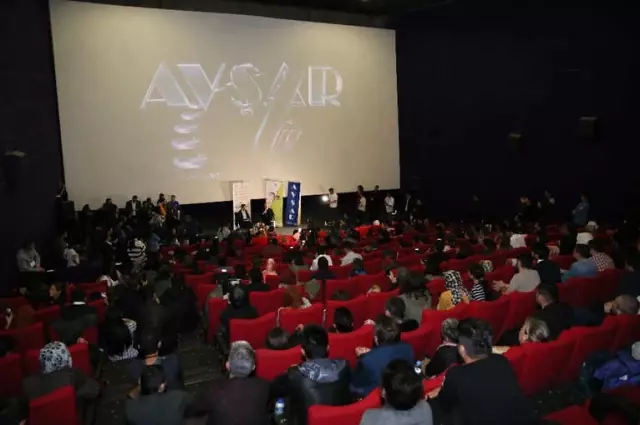 Cem Yılmaz Esprileriyle Yine Kırdı Geçirdi Cem Yılmaz Esprileriyle Yine Kırdı Geçirdi