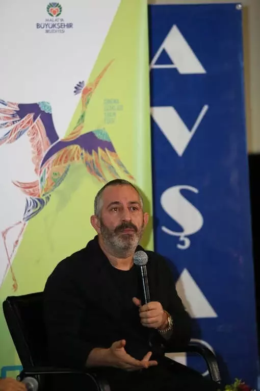 Cem Yılmaz Esprileriyle Yine Kırdı Geçirdi Cem Yılmaz Esprileriyle Yine Kırdı Geçirdi