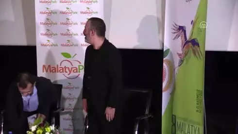 Cem Yılmaz: 'Kötü Örnekleri Filmin İçinde Tartmamız Gerekiyor' Cem Yılmaz: 'Kötü Örnekleri Filmin İçinde Tartmamız Gerekiyor'