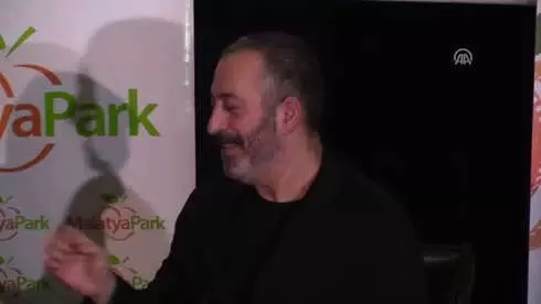 Cem Yılmaz: 'Kötü Örnekleri Filmin İçinde Tartmamız Gerekiyor' Cem Yılmaz: 'Kötü Örnekleri Filmin İçinde Tartmamız Gerekiyor'