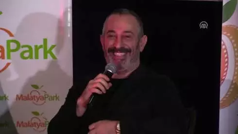 Cem Yılmaz: 'Kötü Örnekleri Filmin İçinde Tartmamız Gerekiyor' Cem Yılmaz: 'Kötü Örnekleri Filmin İçinde Tartmamız Gerekiyor'