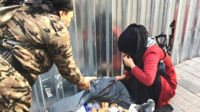Düzenbaz Dilencinin Dürümü Saklayıp Çöp Yiyormuş Gibi Yapması Tepki Çekti!