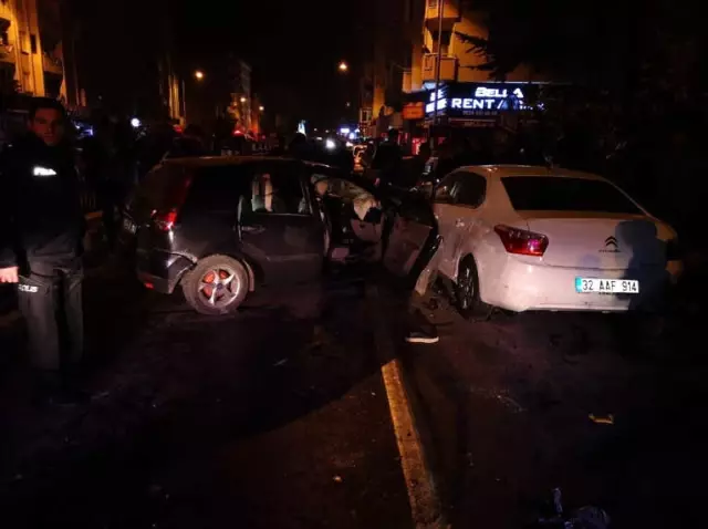 Kontrolden Çıkan Otomobil Dehşet Saçtı: 1'i Ağır, 4 Yaralı