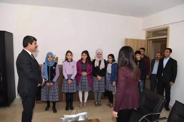 Öğrencilerden Başkan Asya'ya Anlamlı Hediye
