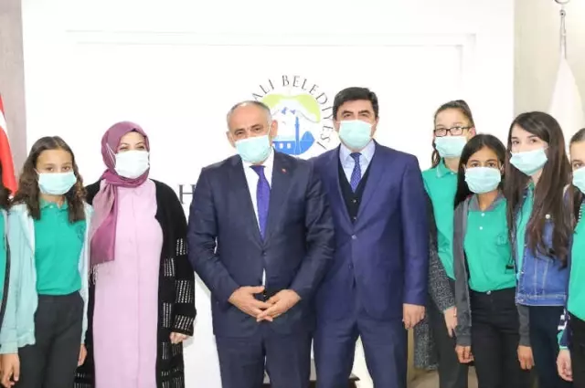 Öğrencilerden Başkan Öztürk'e Anlamlı Ziyaret