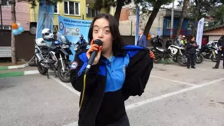Otizmli Edanur'dan Polislere Mini Konser