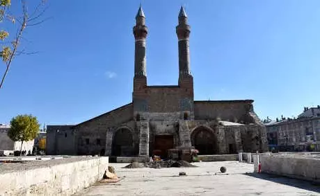 Tarihi Medresenin Altındaki Gizli Geçit Değil, Altyapı
