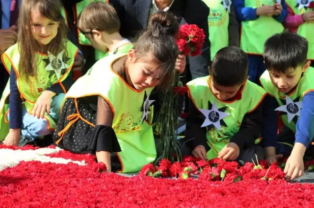 Uşak'ta 80 Bin Karanfille Türk Bayrağı ve Atatürk Silueti