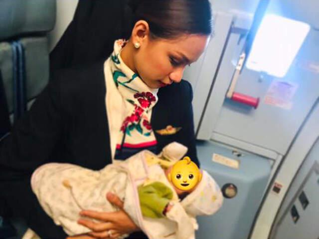 Yolcu Annenin Sütü Bitti, Uçaktaki Bebeği Hostes Emzirdi