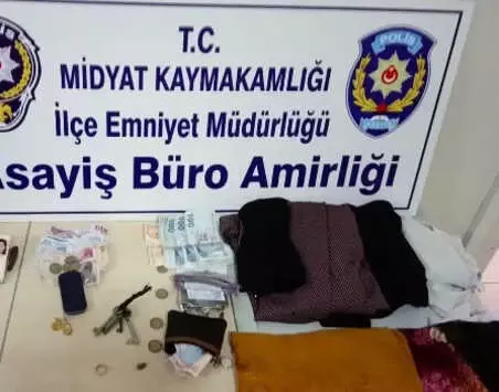 2 Kadın, Turistin Cüzdanını Çaldı