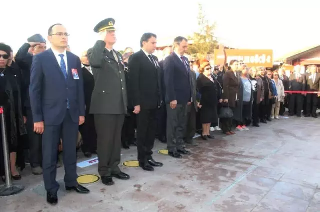 Ayvalık'ta Atatürk Büyük Bir Hüzünle Anıldı