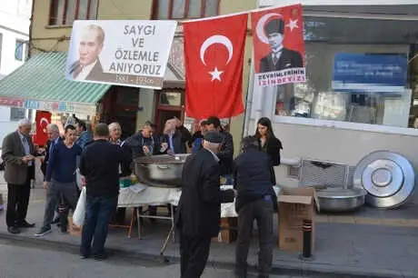 Bilecik'te Esnaf Atatürk İçin Helva Dağıttı