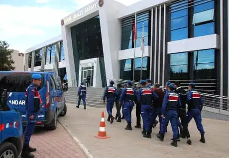 Bucak'ta Jandarmayla Çatışan Hırsızlık Şüphelilerinden 4'ü Tutuklandı