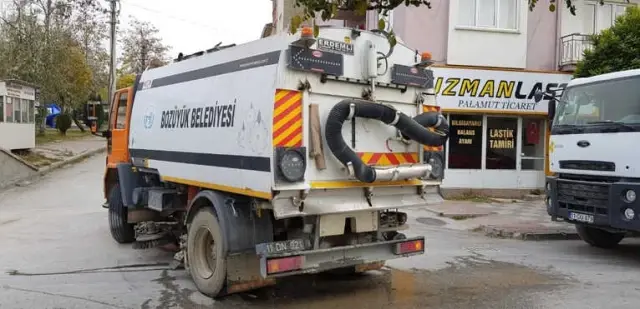 Dolmuş, Temizlik Kamyonuna Çarptı; 1 Yaralı