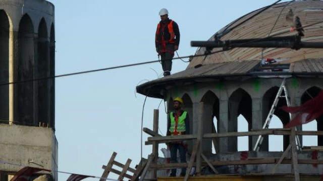 İşçilerin Metrelerce Yüksekteki Saygı Duruşu Havadan Görüntülendi